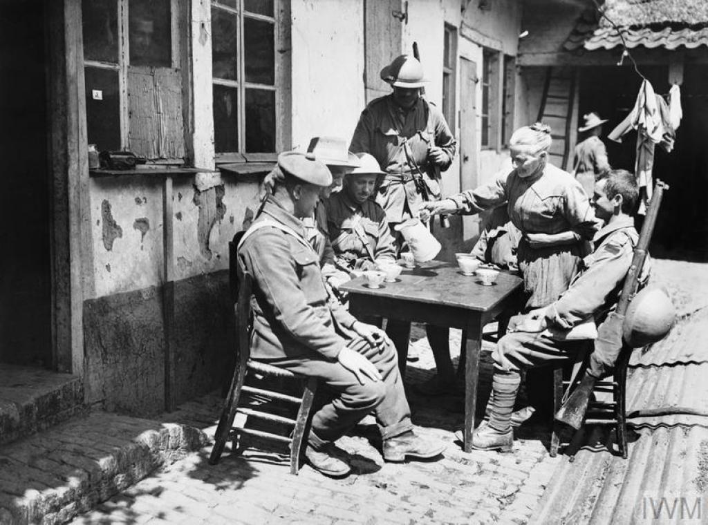 FWW Soldiers drinking on the Western Front 1914-1918