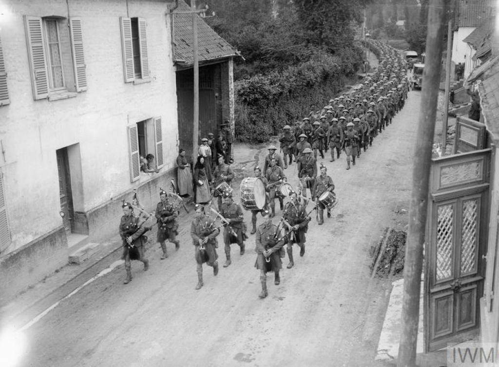 A Company, 1/14th Battalion, London Regiment (London Scottish) marching to the trenches on Doullens-Amiens road at Pas-en-Artois, 26th June 1916. © IWM (Q 790)