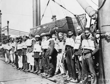 The crew of SS Chyebassa, a merchant ship of the British India Line, 1917. © IWM (Q 94607)