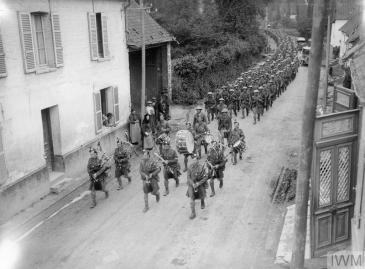 A Company, 1/14th Battalion, London Regiment (London Scottish) marching to the trenches on Doullens-Amiens road at Pas-en-Artois, 26th June 1916. © IWM (Q 790) A Company, 1/14th Battalion, London Regiment (London Scottish) marching to the trenches on Doullens-Amiens road at Pas-en-Artois, 26th June 1916. © IWM (Q 790)