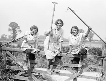 Members of the Women's Land Army during the First World War © IWM (Q 30679)