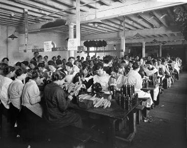 World War One: Women working in a factory. Wellcome Library, London. 