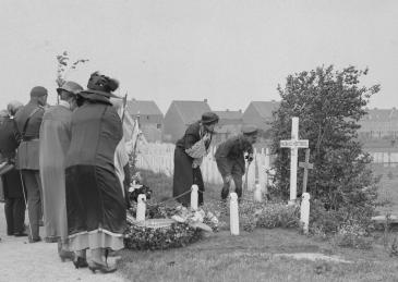 King Alfonso and Queen Victoria Eugenia of Spain at the grave of their brother (in law) Prince Maurice von Battenberg in Ypres Town Cemetery on 6 May 1923 (Photo Antony d’Ypres- In Flanders Fields Museum)